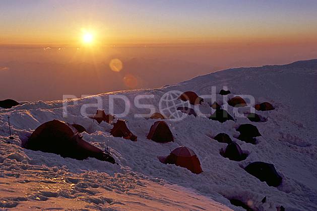 bb2511-15LE : Aiguille du Goûter, Massif du Mont Blanc, Haute-Savoie, Alpes. alpinisme Europe, CEE, sport, loisir, action, sport extrême, sport de montagne, coucher de soleil, tente, C02, C01 bivouac, groupe, haute montagne, paysage, personnage, soleil, Annecy 2018 (France).