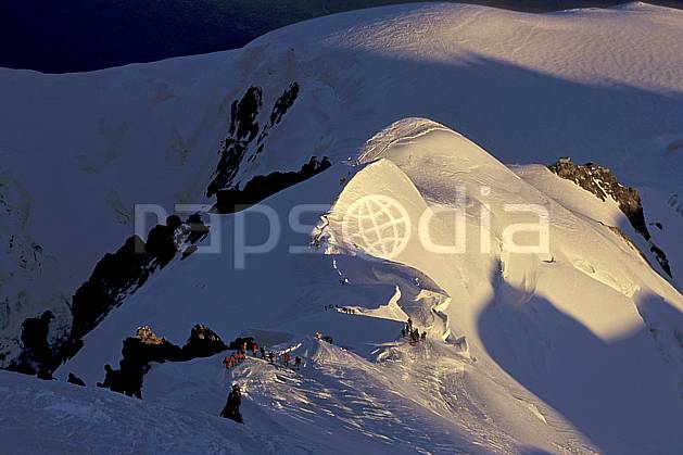 bb2513-29LE : Arête des Bosses, Mont-Blanc, Chamonix, Haute-Savoie, Alpes. alpinisme Europe, CEE, sport, loisir, action, sport extrême, sport de montagne, arête, ascension, C02, C01 groupe, haute montagne, personnage, Annecy 2018 (France).
