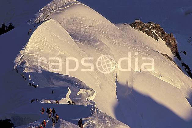 bb2513-34LE : Arête des Bosses, Mont-Blanc, Chamonix, Haute-Savoie, Alpes. alpinisme Europe, CEE, sport, loisir, action, sport extrême, sport de montagne, arête, ascension, C02, C01 groupe, haute montagne, personnage, Annecy 2018 (France).