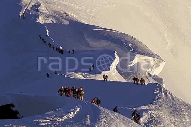 bb2513-37LE : Arête des Bosses, Mont-Blanc, Chamonix, Haute-Savoie, Alpes. alpinisme Europe, CEE, sport, loisir, action, sport extrême, sport de montagne, arête, ascension, C02, C01 groupe, haute montagne, personnage, Annecy 2018 (France).