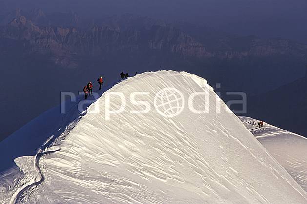bb2514-04LE : Dôme du Goûter, Massif du Mont Blanc, Haute-Savoie, Alpes. alpinisme Europe, CEE, sport, loisir, action, sport extrême, sport de montagne, arête, ascension, complicité, confiance, cordée, évasion, espace, liberté, plaisir, C02, C01 groupe, haute montagne, paysage, personnage, Annecy 2018 (France).