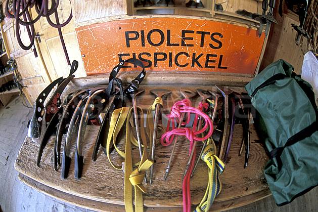 bb2524-16LE : Piolet , Cabane des Vignettes, Haute Route Chamonix / Zermatt, Alpes. alpinisme Europe, sport, loisir, action, sport extrême, sport de montagne, piolet, refuge, C02, C01 haute montagne, matériel, personnage (Suisse).