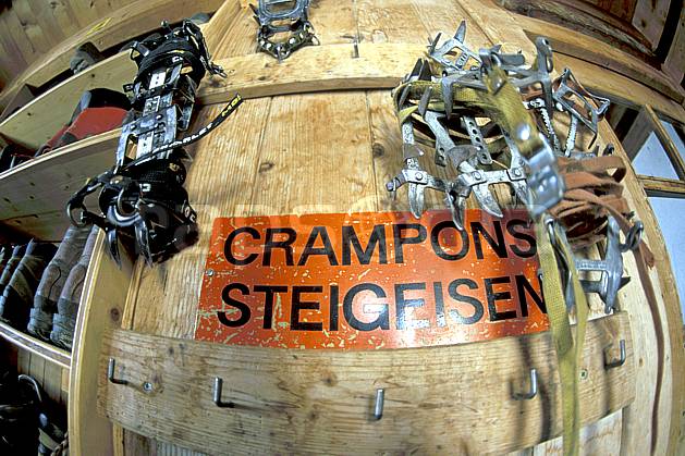 bb2524-17LE : Crampons, Cabane des Vignettes, Haute Route Chamonix / Zermatt, Alpes. alpinisme Europe, sport, loisir, action, sport extrême, sport de montagne, crampon, refuge, C02, C01 haute montagne, matériel, personnage (Suisse).