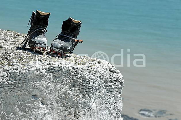ca040186LE : Dry-tooling à Douvres, Chaussures et crampons. dry tooling, escalade Europe, CEE, sport, loisir, action, sport extrême, action, sport de montagne, craie, falaise, chaussure, C02, C01 matériel, mer, personnage (Royaume-Uni).