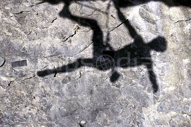 ca0864-13LE : Grotte aux Serpents, Ombre chinoise, Ugine, Savoie, Alpes. escalade Europe, CEE, sport, loisir, sport extrême, action, sport de montagne, corde, falaise, ombre chinoise, silhouette, surplomb, figure, C02, C01 homme, personnage (France).