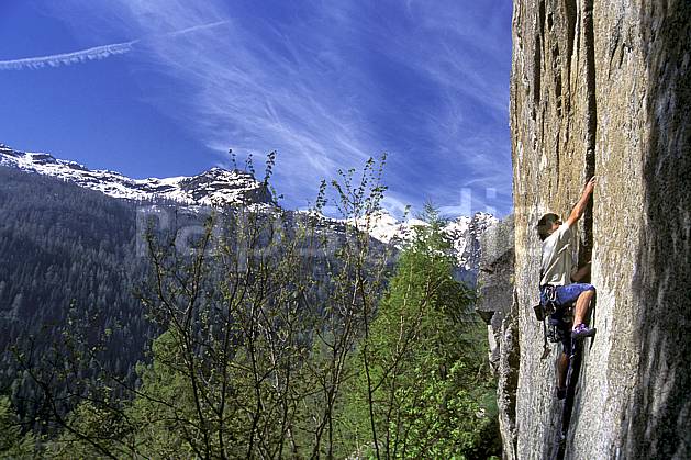 ca0968-07LE : Climbing, Valle del Orco, Alpes. escalade Europe, CEE, sport, loisir, sport extrême, action, sport de montagne, ciel bleu, corde, falaise, C02, C01 homme, paysage, personnage (Italie).