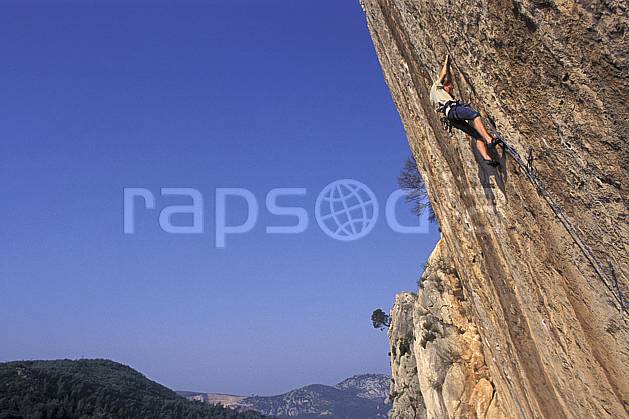 ca0983-02LE : Cimaï, Var. escalade Europe, CEE, sport, loisir, sport extrême, action, sport de montagne, ciel bleu, corde, dévers, falaise, C02, C01 homme, paysage, personnage (France).