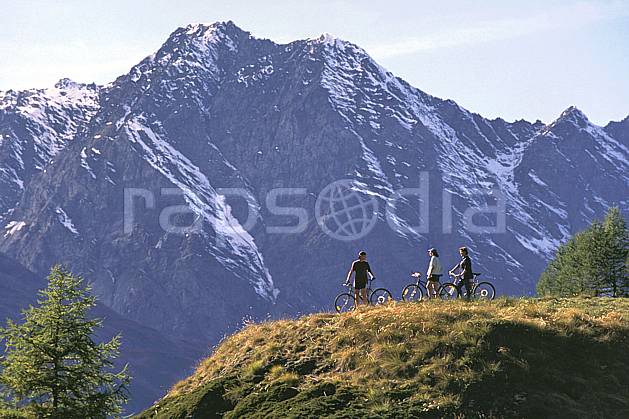 cb0837-36LE : Monal, Savoie. vtt, cyclisme Europe, CEE, sport, loisir, action, sport extrême, sport de montagne, ciel bleu, repos, C02, C01 groupe, moyenne montagne, paysage, personnage (France).