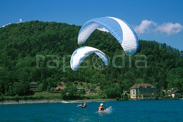cc2480-15GE paragliding acrobatic, annecy, haute-savoie, paragliding, Europe, EEC, sport, leisure, action, aerial sport, extreme sport, mountain sport, apprehension, blue sky, float, fright, gladding, flight, environment, group, habitation, man, lake, landscape, people, Annecy 2018 (France).