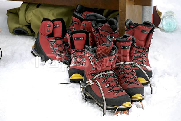 cg060763LE : Chaussures d'alpinisme. alpinisme Europe, CEE, sport, loisir, action, sport extrême, sport de montagne, chaussure, crampon, C02, C01 environnement, habitation, matériel, moyenne montagne, paysage (France).