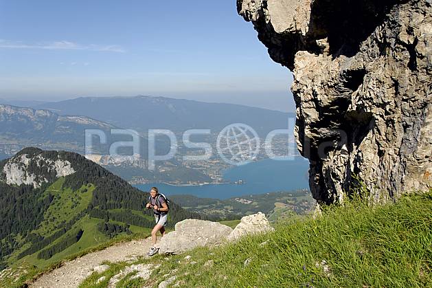 cg062507LE : Randonnée à la Tournette, lac d'Annecy, Haute-Savoie, Alpes. randonnée pédestre Europe, CEE, sport, rando, loisir, action, sport de montagne, C02, C01 femme, lac, moyenne montagne, paysage, personnage, Annecy 2018 (France).