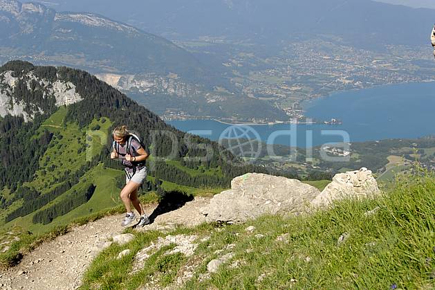 cg062508LE : Randonnée à la Tournette, lac d'Annecy, Haute-Savoie, Alpes. randonnée pédestre Europe, CEE, sport, rando, loisir, action, sport de montagne, C02, C01 femme, lac, moyenne montagne, paysage, personnage, Annecy 2018 (France).