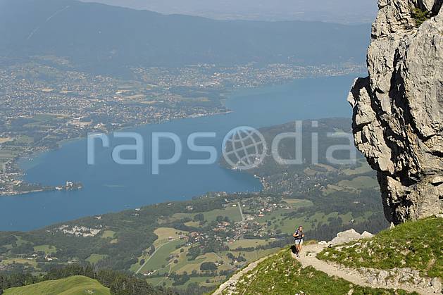 cg062513LE : Randonnée à la Tournette, lac d'Annecy, Haute-Savoie, Alpes. randonnée pédestre Europe, CEE, sport, rando, loisir, action, sport de montagne, C02, C01 femme, lac, moyenne montagne, paysage, personnage, Annecy 2018 (France).