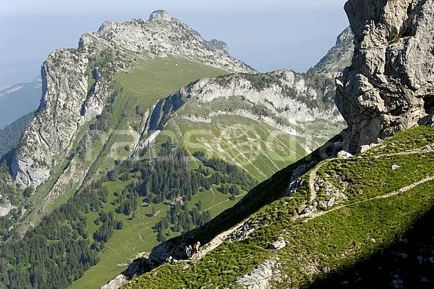 cg062515LE : Randonnée à la Tournette, Lanfonnets et col des Nantets, Haute-Savoie, Alpes. randonnée pédestre Europe, CEE, sport, rando, loisir, action, sport de montagne, C02, C01 femme, moyenne montagne, paysage, personnage, Annecy 2018 (France).