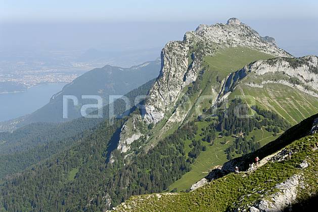 cg062516LE : Randonnée à la Tournette, Lanfonnets et col des Nantets, Haute-Savoie, Alpes. randonnée pédestre Europe, CEE, sport, rando, loisir, action, sport de montagne, C02, C01 femme, lac, moyenne montagne, paysage, personnage, Annecy 2018 (France).