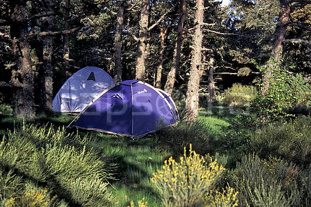 cg0781-12LE : Camping sauvage, Gorge du Gard. randonnée pédestre Europe, CEE, sport, rando, loisir, action, sport de montagne, herbe, tente, C02, C01 arbre, bivouac, forêt, matériel, moyenne montagne (France).