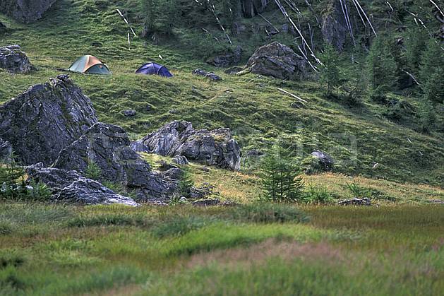 cg0819-14LE : Le Monal, Camping sauvage, Tarentaise, Savoie, Alpes. randonnée pédestre Europe, CEE, sport, rando, loisir, action, sport de montagne, herbe, tente, C02, C01 bivouac, moyenne montagne (France).
