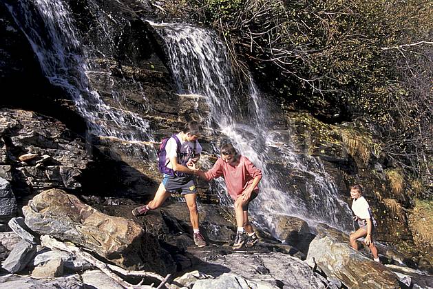 cg0851-27LE : Grand Paradis, Alpes. randonnée pédestre Europe, CEE, sport, rando, loisir, action, sport de montagne, amitié, amitié, complicité, entraide, C02, C01 cascade, femme, groupe, homme, moyenne montagne, personnage (Italie).