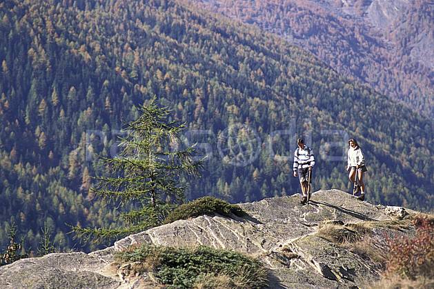 cg0853-34LE : Grand Paradis, Alpes. randonnée pédestre Europe, CEE, sport, rando, loisir, action, sport de montagne, sapin, C02, C01 arbre, couple, femme, forêt, homme, moyenne montagne, personnage (Italie).