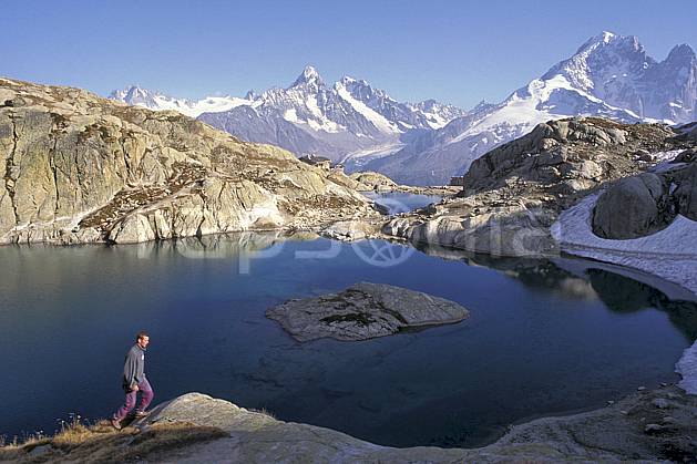 cg0862-32LE : Le Lac Blanc, Aiguilles Rouges, Chamonix, Haute-Savoie, Alpes. randonnée pédestre Europe, CEE, sport, rando, loisir, action, sport de montagne, zen, ciel bleu, délectation, espace, évasion, liberté, repos, plaisir, plénitude, pureté, ravissement, solitude, plénitude, C02, C01 homme, lac, moyenne montagne, paysage, personnage, Annecy 2018 (France).