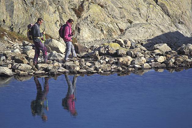 cg0863-01LE : Le Lac Blanc, Aiguilles Rouges, Chamonix, Haute-Savoie, Alpes. randonnée pédestre Europe, CEE, sport, rando, loisir, action, sport de montagne, sac à dos, C02, C01 couple, femme, homme, lac, moyenne montagne, personnage, Annecy 2018 (France).