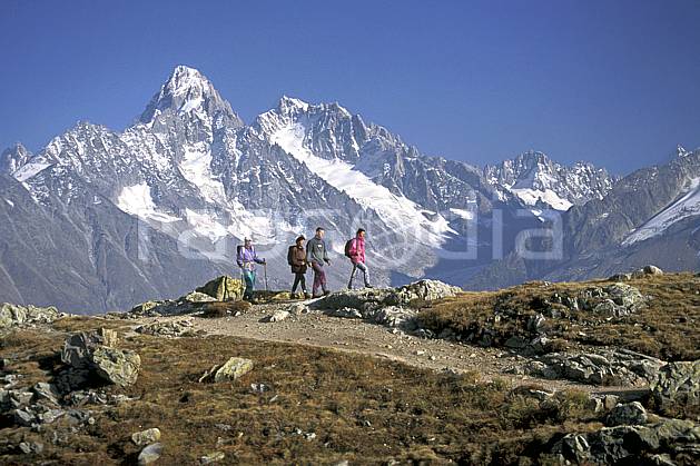 cg0863-27LE : Aiguilles Rouges, Chamonix, Haute-Savoie, Alpes. randonnée pédestre Europe, CEE, sport, rando, loisir, action, sport de montagne, sentier, ciel bleu, glacier, C02, C01 groupe, moyenne montagne, paysage, personnage, Annecy 2018 (France).