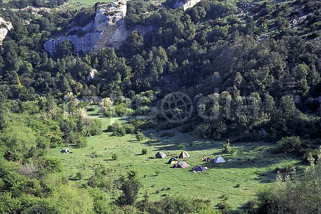 cg0942-02LE : Camping sauvage, Isili, Sardaigne. randonnée pédestre Europe, CEE, sport, rando, loisir, action, sport de montagne, herbe, tente, C02, C01 arbre, bivouac, matériel (Italie).