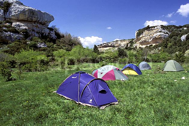 cg0943-27LE : Camping sauvage, Isili, Sardaigne. randonnée pédestre Europe, CEE, sport, rando, loisir, action, sport de montagne, ciel bleu, herbe, tente, C02, C01 bivouac, matériel (Italie).