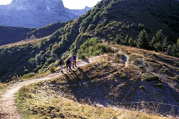 cg1046-04LE : Pointe Percée, Haute-Savoie, Alpes. randonnée pédestre Europe, CEE, sport, rando, loisir, action, sport de montagne, sentier, ciel voilé, C02, C01 groupe, moyenne montagne, personnage, Annecy 2018 (France).