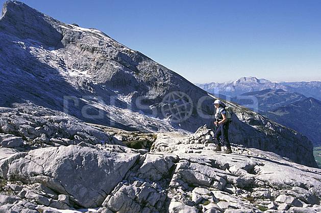 cg1046-11LE : Pointe Percée, Haute-Savoie, Alpes. randonnée pédestre Europe, CEE, sport, rando, loisir, action, sport de montagne, ciel bleu, C02, C01 femme, moyenne montagne, paysage, personnage, Annecy 2018 (France).