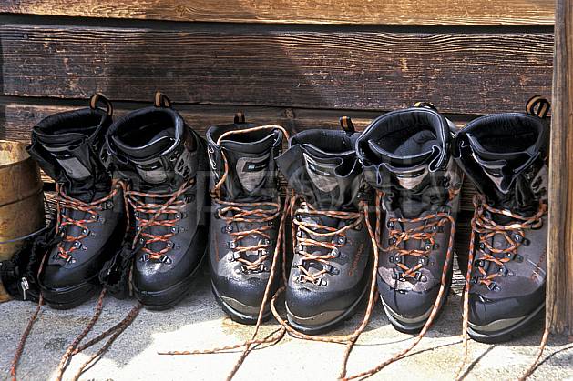 cg2749-18LE : Chaussure de montagne. randonnée pédestre Europe, CEE, sport, rando, loisir, action, sport de montagne, chaussure, C02, C01 matériel (France).
