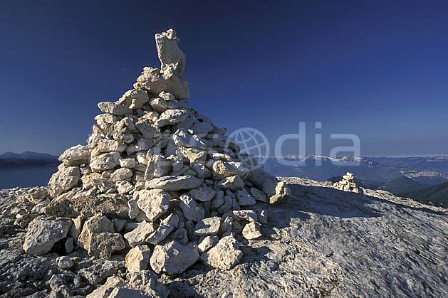 cg3021-05LE : Caïrn, Dent de Crolles, Chartreuse, Alpes. randonnée pédestre Europe, CEE, sport, rando, loisir, action, sport de montagne, signalisation, C02, C01 moyenne montagne, paysage (France).