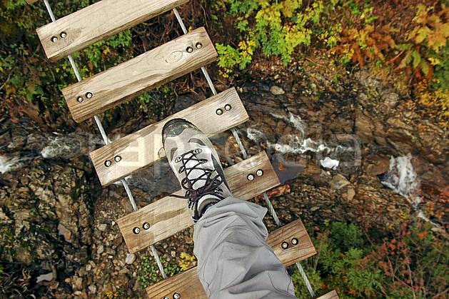 ck042399LE : Parcours-aventure des Saisies, Beaufortain, Savoie, Alpes. parcours aventure Europe, CEE, loisir, acrobranche, action, pont suspendu, pied, chaussure, C02, C01 forêt, homme, moyenne montagne, personnage, rivière (France).