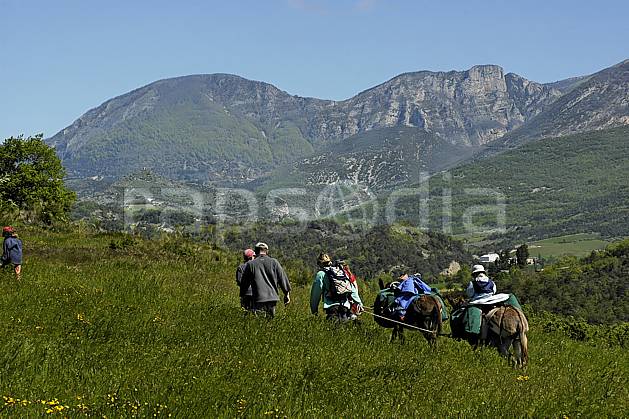cs052213LE : Randonnée ânière dans la Drôme. randonnée équestre Europe, CEE, loisir, action, randonnée équestre, randonnée, âne, C02, C01 enfant, famille, groupe, moyenne montagne, paysage, personnage (France).