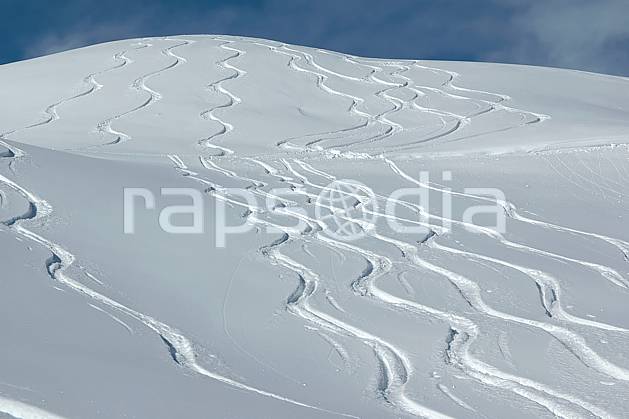 da050028LE : Traces de ski. ski de piste, ski hors piste Europe, CEE, sport, loisir, action, glisse, sport de montagne, sport d'hiver, ski, sport extrême, poudreuse, C02, C01 moyenne montagne, paysage (France).
