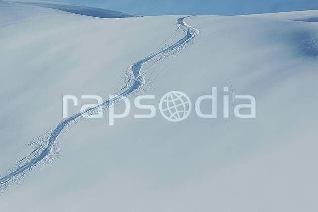 da050034LE : Traces de ski. ski de piste, ski hors piste Europe, CEE, sport, loisir, action, glisse, sport de montagne, sport d'hiver, ski, sport extrême, poudreuse, C02, C01 moyenne montagne, paysage (France).