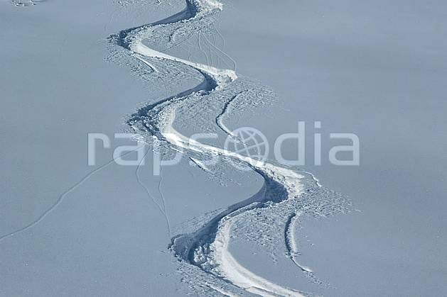 da050046LE : Traces de ski. ski de piste, ski hors piste Europe, CEE, sport, loisir, action, glisse, sport de montagne, sport d'hiver, ski, sport extrême, poudreuse, C02, C01 moyenne montagne, paysage (France).