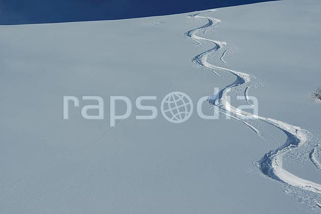 da050050LE : Traces de ski. ski de piste, ski hors piste Europe, CEE, sport, loisir, action, glisse, sport de montagne, sport d'hiver, ski, sport extrême, poudreuse, C02, C01 moyenne montagne, paysage (France).