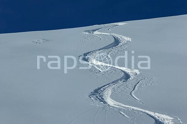 da050056LE : Traces de ski. ski de piste, ski hors piste Europe, CEE, sport, loisir, action, glisse, sport de montagne, sport d'hiver, ski, sport extrême, poudreuse, C02, C01 moyenne montagne, paysage (France).