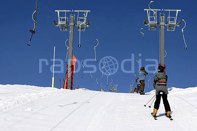 da052032LE : Remontées mécaniques à Tignes, Savoie, Alpes. ski de piste Europe, CEE, sport, loisir, action, glisse, sport de montagne, sport d'hiver, ski, téléski, casque, C02, C01 groupe, moyenne montagne, personnage (France).