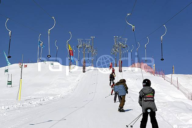 da052035LE : Remontées mécaniques à Tignes, Savoie, Alpes. ski de piste Europe, CEE, sport, loisir, action, glisse, sport de montagne, sport d'hiver, ski, téléski, casque, C02, C01 groupe, moyenne montagne, personnage (France).