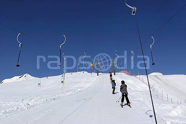 da052036LE : Remontées mécaniques à Tignes, Savoie, Alpes. ski de piste Europe, CEE, sport, loisir, action, glisse, sport de montagne, sport d'hiver, ski, téléski, casque, C02 groupe, moyenne montagne, personnage (France).