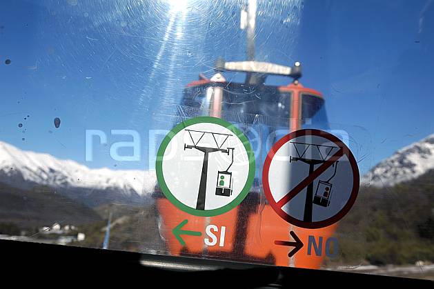 da054626LE : Remontées mécaniques, Cerro Catedral, Bariloche, Patagonie. ski de piste Amérique du sud, Amérique Latine, Amérique, sport, loisir, action, glisse, sport de montagne, sport d'hiver, ski, station de ski, télécabine, C02, C01 environnement, moyenne montagne, paysage, voyage aventure (Argentine).