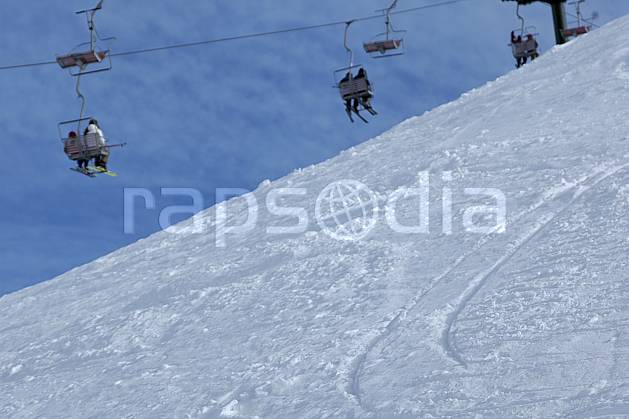 da055001LE : Remontées mécaniques, Cerro Catedral, Bariloche, Patagonie. ski de piste Amérique du sud, Amérique Latine, Amérique, sport, loisir, action, glisse, sport de montagne, sport d'hiver, ski, station de ski, téléski, C02, C01 environnement, moyenne montagne, paysage, voyage aventure (Argentine).