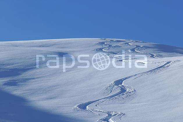 da060521LE : Trace de ski dans la poudreuse, Savoie, Alpes. ski de piste Europe, CEE, sport, loisir, action, glisse, sport de montagne, sport d'hiver, ski, poudreuse, C02, C01 moyenne montagne, paysage (France).