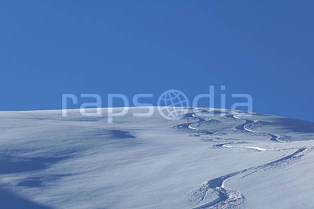 da060522LE : Trace de ski dans la poudreuse, Savoie, Alpes. ski de piste Europe, CEE, sport, loisir, action, glisse, sport de montagne, sport d'hiver, ski, C02, C01 moyenne montagne, paysage (France).