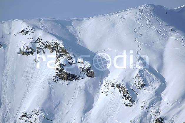 da060560LE : Les risques du ski hors piste : corniches, plaques à vent et barres rocheuses, Savoie. ski de piste Europe, CEE, sport, loisir, action, glisse, sport de montagne, sport d'hiver, ski, risque, avalanche, corniche, barre rocheuse, trace, C02, C01 moyenne montagne, paysage (France).
