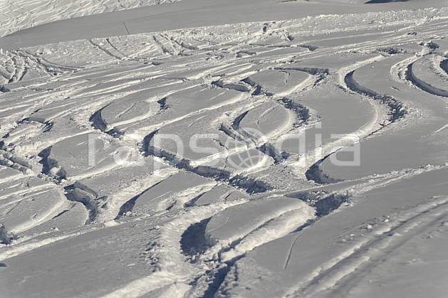 da060930LE : Traces de ski hors piste. ski de piste Europe, CEE, sport, loisir, action, glisse, sport de montagne, sport d'hiver, ski, trace, C02, C01 environnement, moyenne montagne, paysage (France).