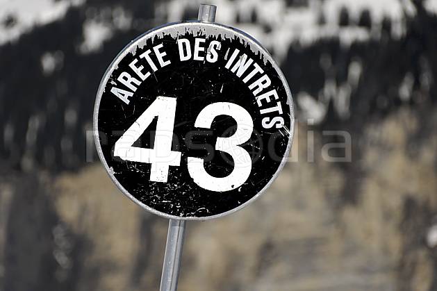 da061067LE : Signalisation des pistes, piste noire, Avoriaz, Haute-Savoie, Alpes. ski de piste Europe, CEE, sport, loisir, action, glisse, sport de montagne, sport d'hiver, ski, station de ski, piste, panneau, signalisation, C02, C01 moyenne montagne, Annecy 2018 (France).
