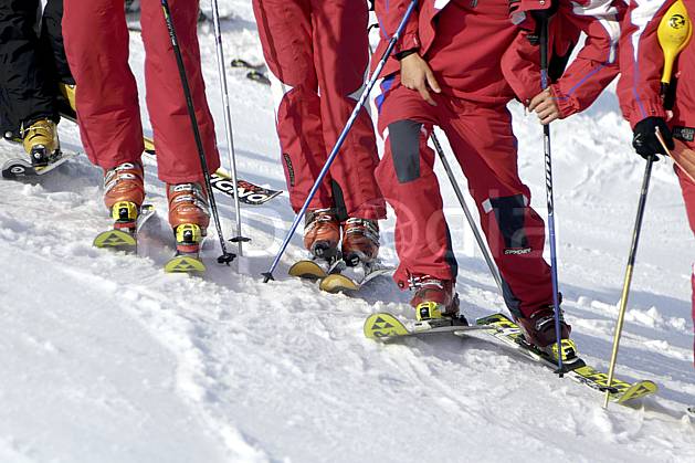 da070198LE : Moniteurs de ski, Avoriaz, Alpes. ski de piste Europe, CEE, sport, loisir, action, glisse, sport de montagne, sport d'hiver, ski, ski, bâton, repos, C02 groupe, matériel, personnage (France).
